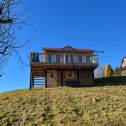 Eine gemütliche Berghütte mit malerischer Aussicht vom Gipfel in der Südoststeiermark, Österreich