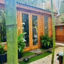 Ein gedämmtes Gartenhäuschen wird zum einzigartigen Bambus-Spa in Anduze, Frankreich