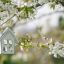Holzhaus im Frühling – Welche Pflegemaßnahmen stehen an?