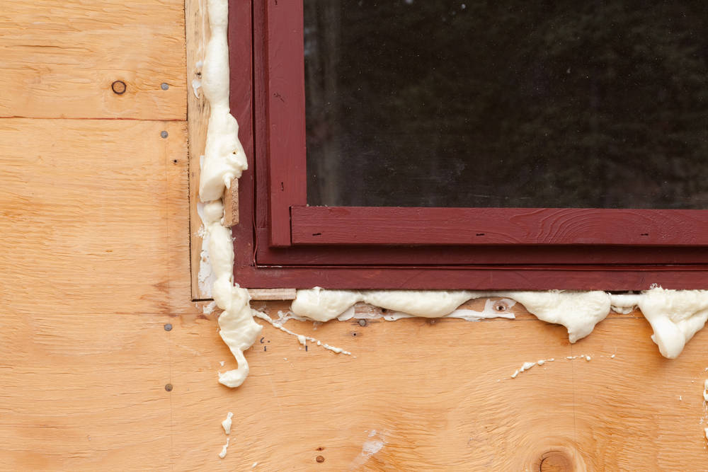 Fenster-Isolierung-im-Blockbohlenhaus