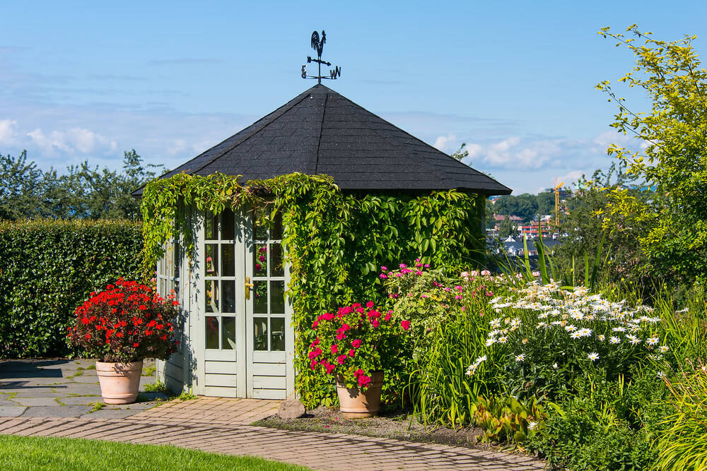 das-Gartenhaus-eben-aus-Holz-ist (1)