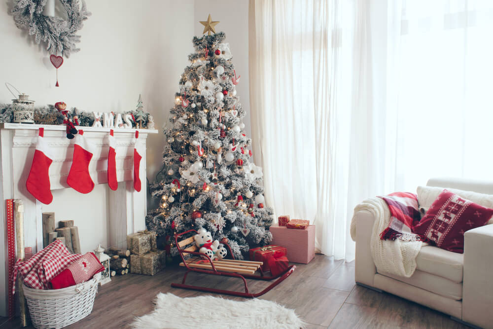 Weihnachtsdekos-aus-natürlichen-Materialien-gartenhaus-aus-holz