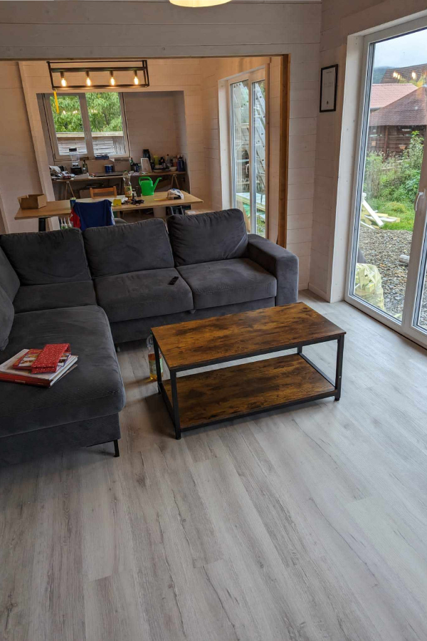 maßgefertigte-Blockhütte-JULIA-Lounge-von-pineca