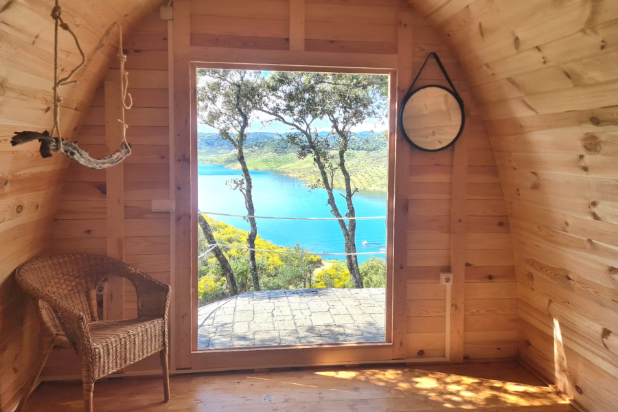 Die-Planung-eines-Ferienprojekts-mit-Holzhäusern-auf-dem-Land