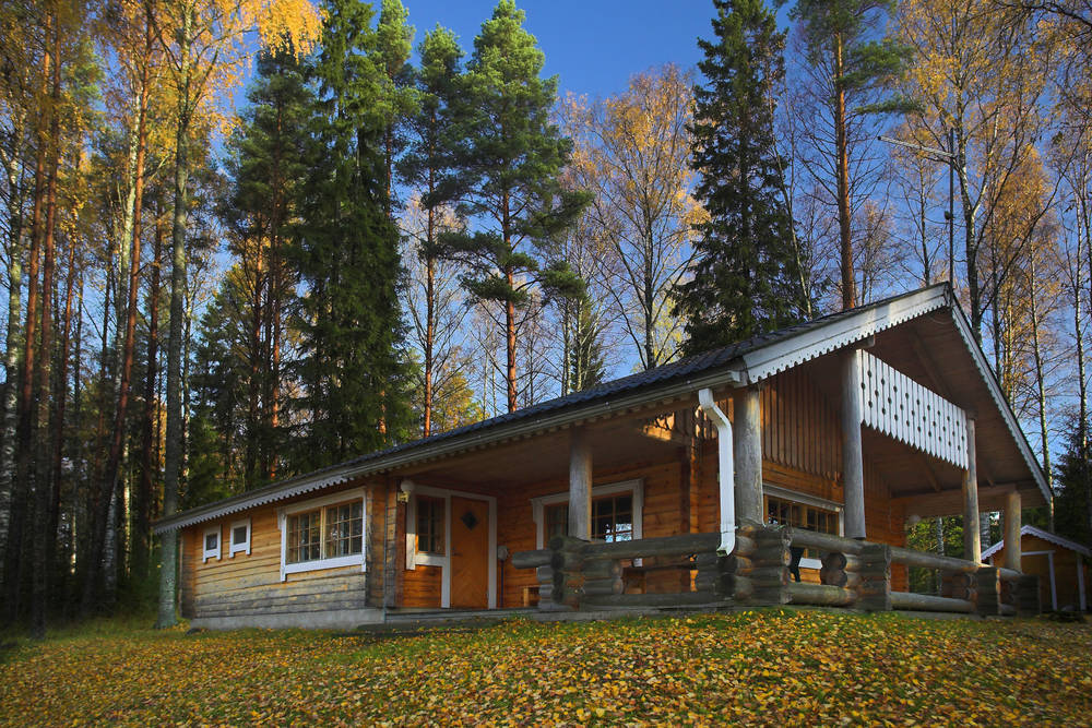 Blockbohlenhaus-im-Herbst