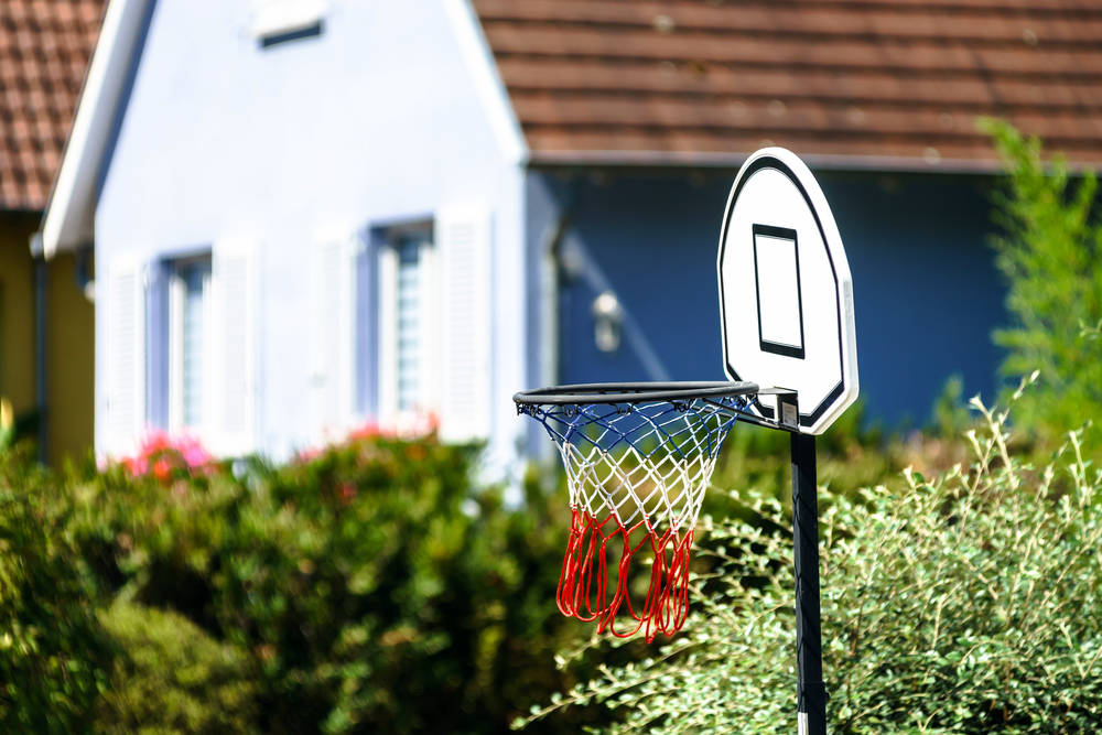 Basketballkorb-beim-Blockbohlenhaus