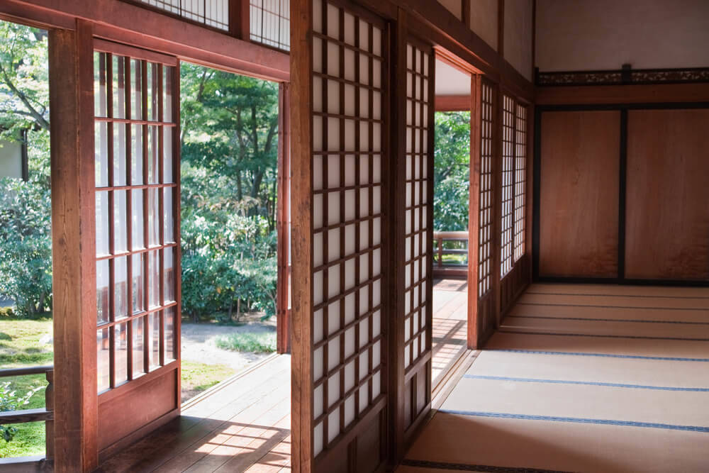 Japanischen-Schiebetüren-im-Blockbohlenhaus