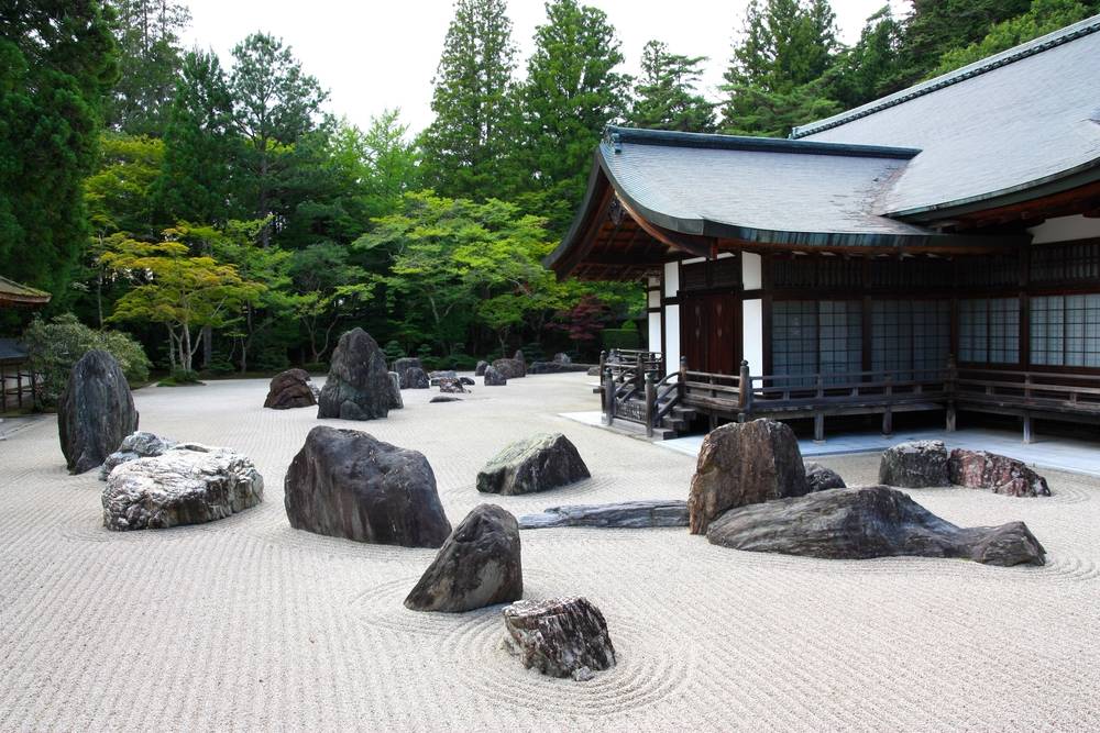 Ein-solches-Gartenhaus-gliedert-Zen-Gärten