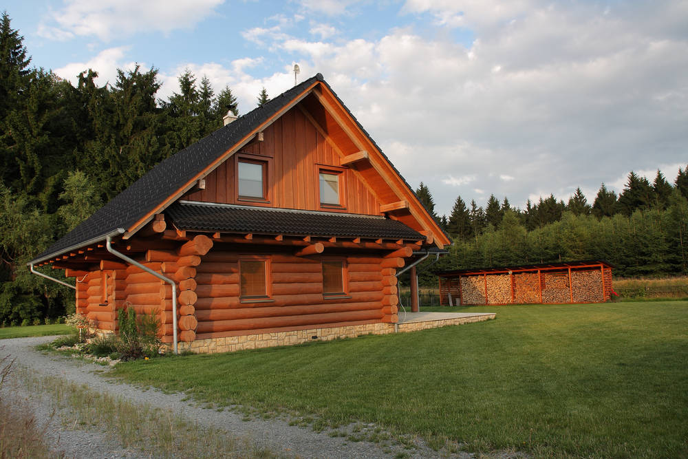 Blockbohlenhaus-in-der-naturliche-Umgebung