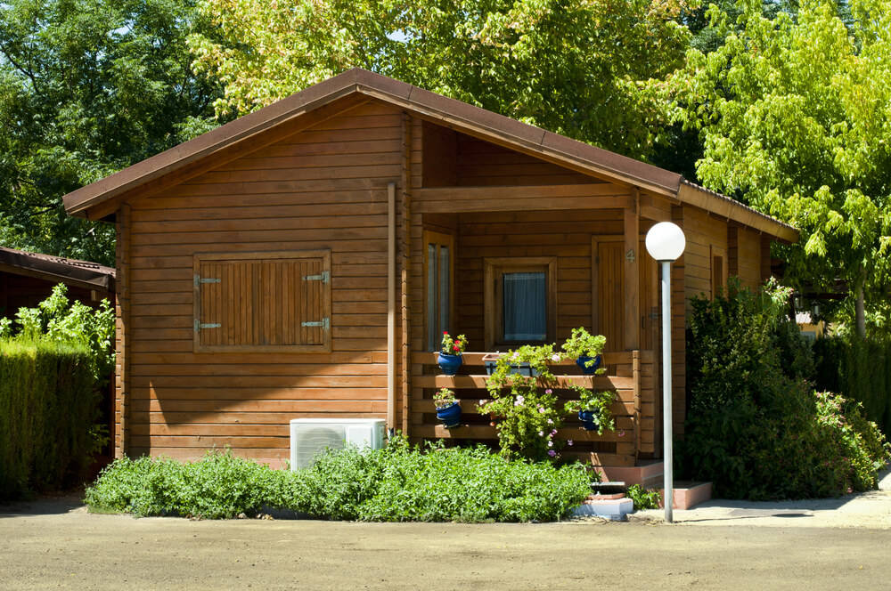 das-Gartenhaus-von-außen-mit-Holzschutzmittel